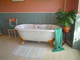 Menhir bathroom
