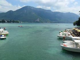 Suring this cycling tour, you will be riding by Lake Geneva, Lac du Bourget and Lake Annecy