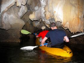 Discovering the cave in Halong Bay
