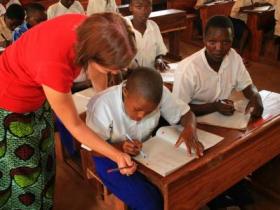 a volunteer helping some pupils