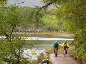 Coast-to-coast mtb tour Scotland: cruising lochside
