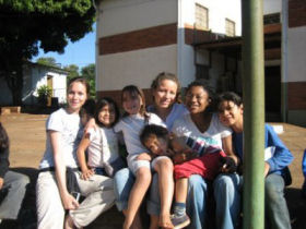 Volunteer with children in Posadas, Argentina