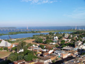 Volunteer with children in Posadas, Argentina