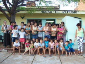 Volunteer with children in Posadas, Argentina