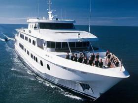 Luxury cruise in Western Australia, snorkel & dive
