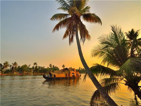 Small group cycling holiday in Kerala, India