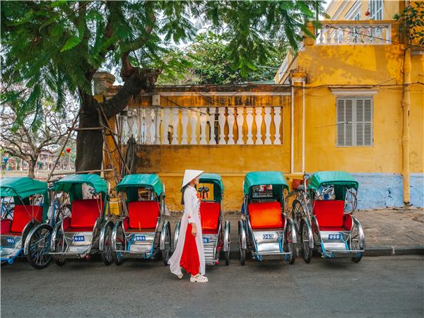 Vietnamese family vacation, small group
