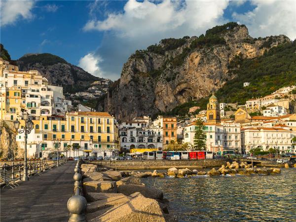 Amalfi coast wahiking vacation in Italy