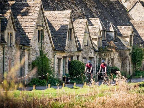 E- bike guided tour in The Cotswolds