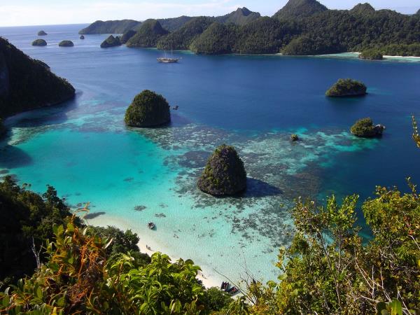 Indonesian Islands expedition cruise