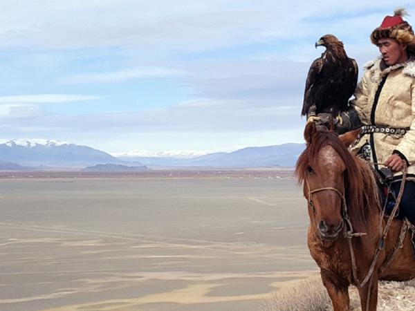 Mongolia vacation with eagle hunters