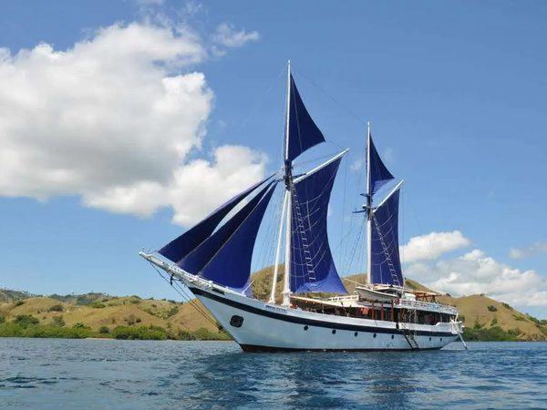 Family Komodo sailing vacation