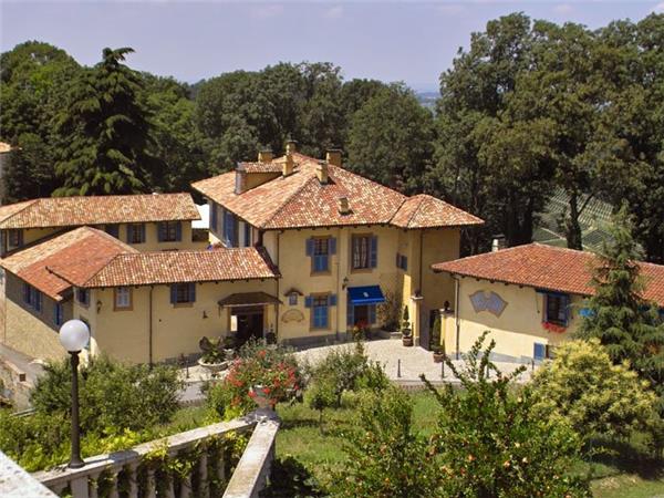 Piedmont walking vacation, Vineyards of Barolo 