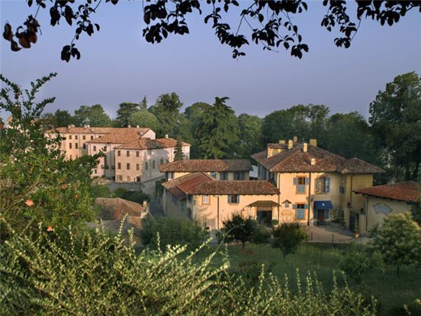 Piedmont walking vacation, Vineyards of Barolo 