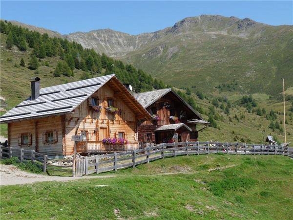 Dolomites walking vacation in Italy
