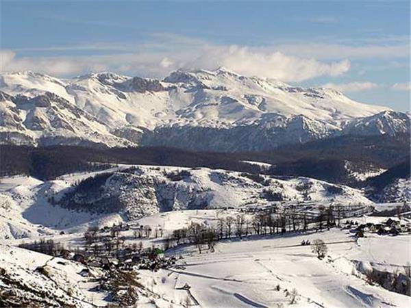 Bosnia snowshoeing vacation