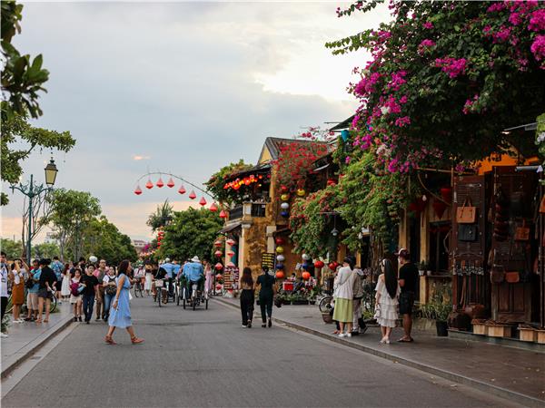 Vietnamese family vacation, small group