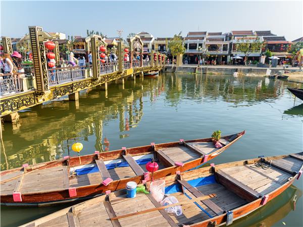 Vietnamese family vacation, small group