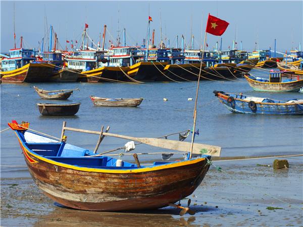 Vietnamese family vacation, small group