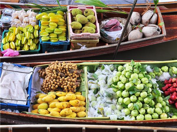Vietnamese family vacation, small group