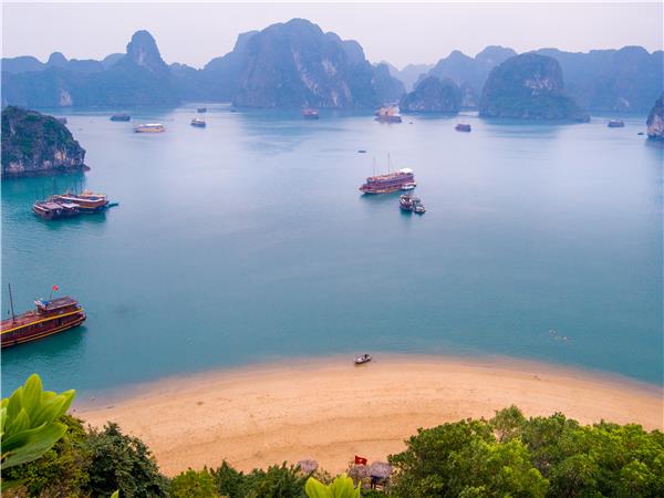 Vietnamese family vacation, small group