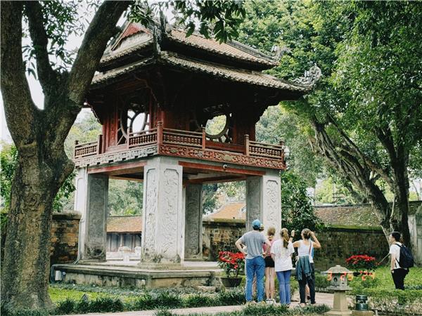Vietnamese family vacation, small group