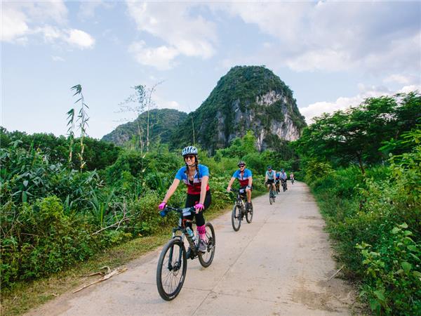 Hanoi to Halong Bay cycling vacation, Vietnam