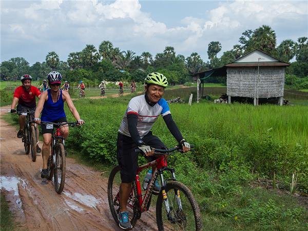Hanoi to Halong Bay cycling vacation, Vietnam