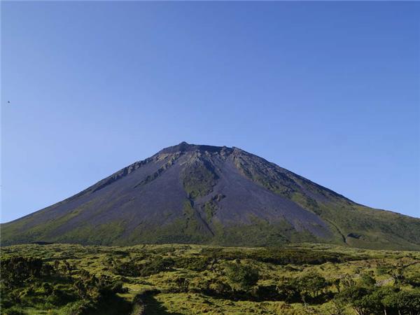 Island hopping in the Azores, small group