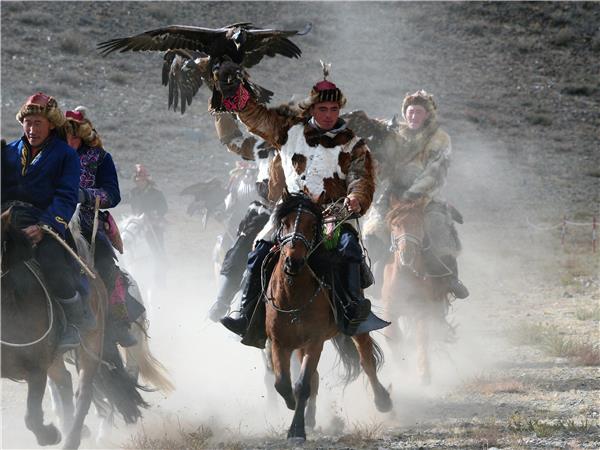 Wild Mongolia And Golden Eagle Festival Vacation Helping
