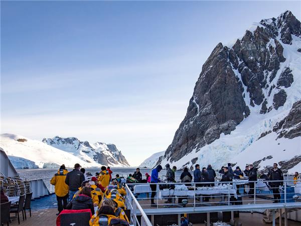 Antarctic cruise with the World Wildlife Fund