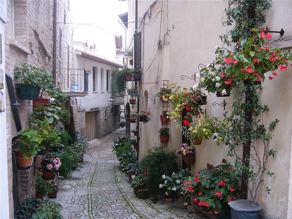 Self guided walking in Umbria holiday
