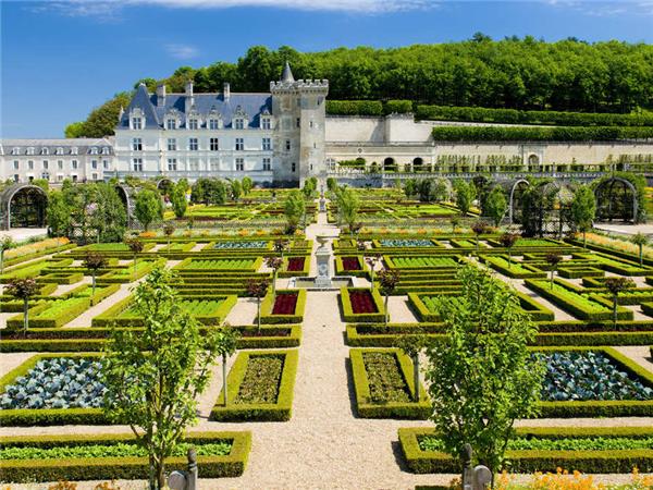 Loire Valley cycling vacation in France