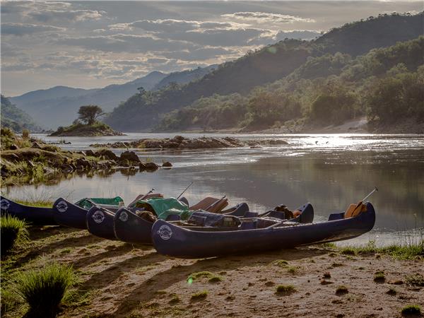 Zambezi canoe safari, Zambia