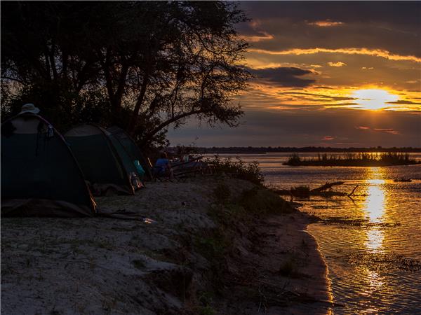 Zambezi canoe safari, Zambia