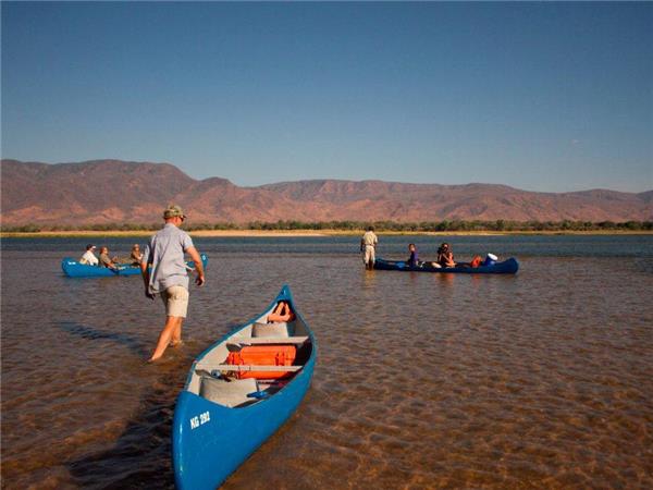 Zambezi canoe safari, Zambia | Responsible Travel