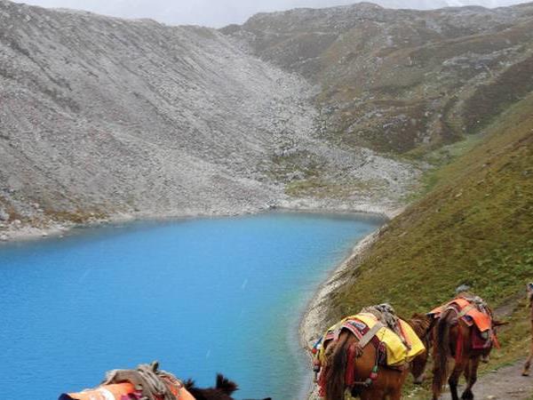 Manaslu Circuit trekking vacation in Nepal