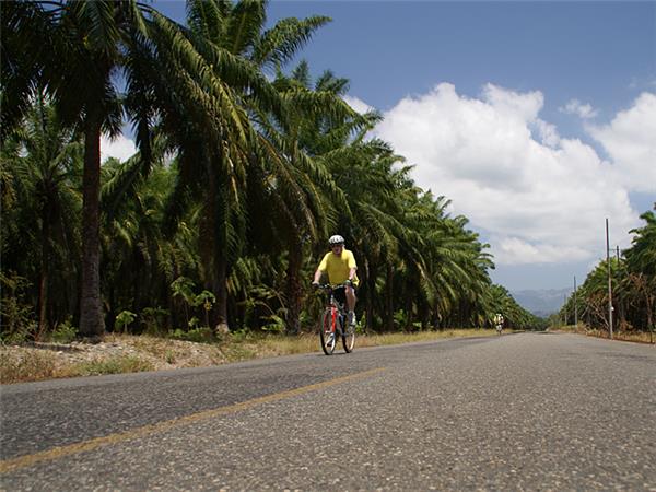 Coast to coast cycling vacation in Costa Rica