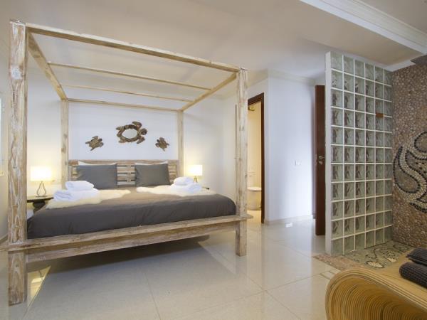 Lanzarote seafront accommodation, sleeps 4