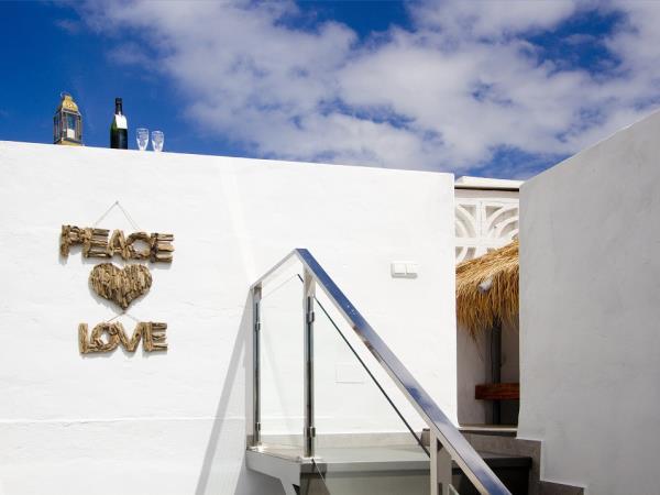 Lanzarote seafront accommodation, sleeps 4