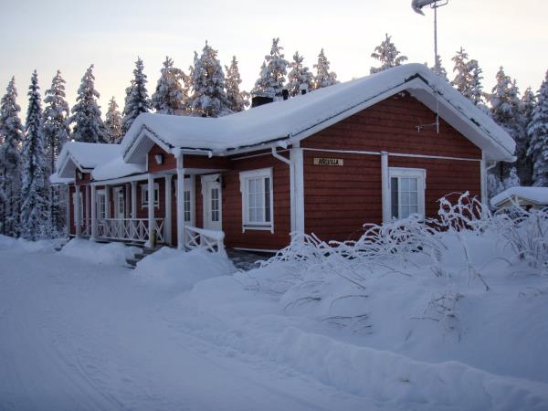 Cross-country skiing vacation in Finland's eastern wilderness