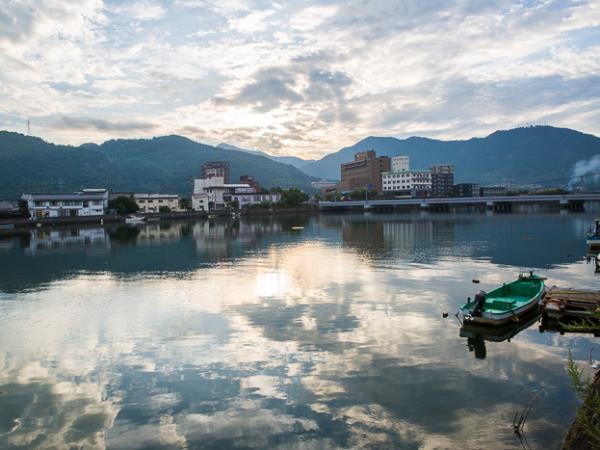 Japan small group tour, in the shadow of mountains 