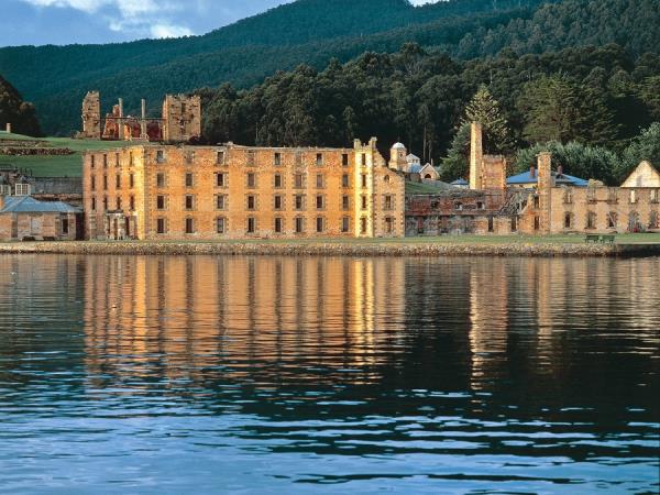 Tasmania coastal cruise