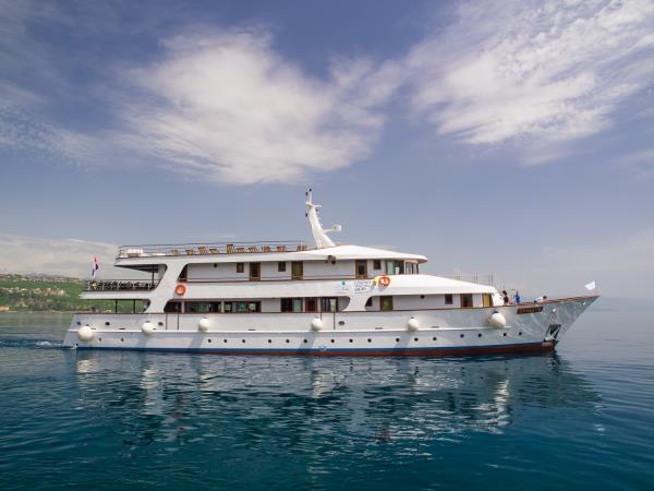Dubrovnik to Split small ship cruise