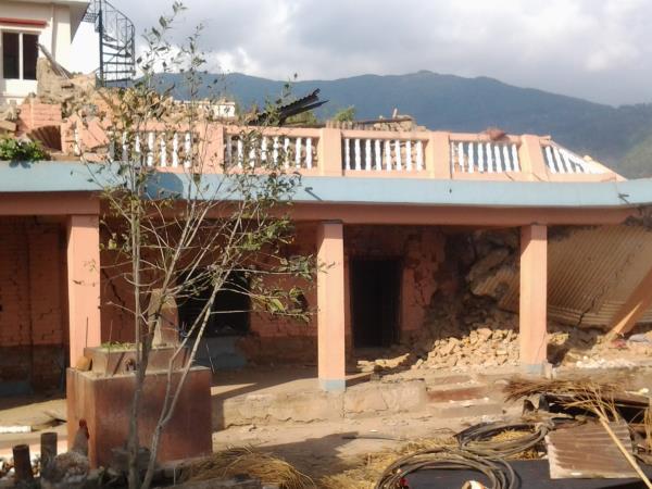 Trek & volunteer in Nepal, help rebuild it