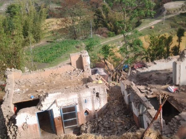 Trek & volunteer in Nepal, help rebuild it
