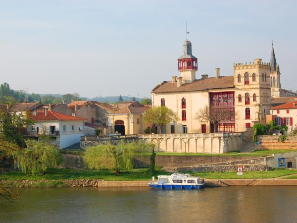 River Lot family cycling tour in France