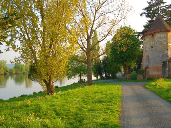 River Lot family cycling tour in France