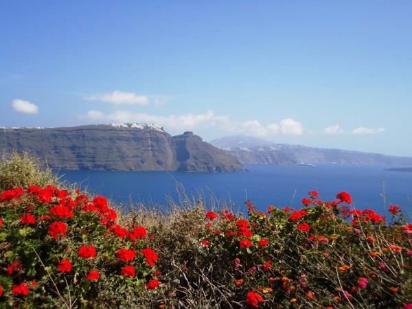 Self guided hiking vacation in Santorini and Naxos, Greece