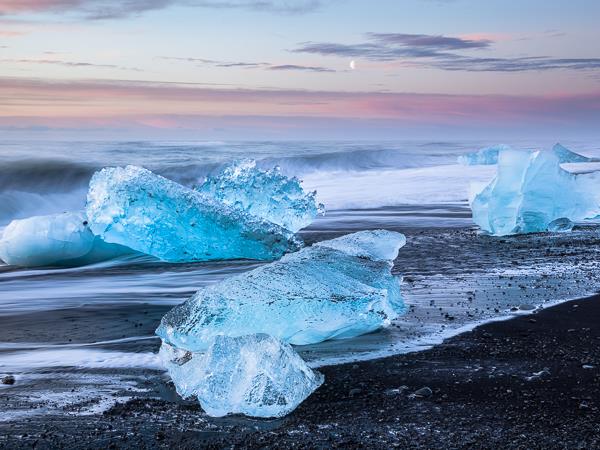 Northern Lights photography vacation in Iceland, coast & ice